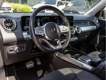 MERCEDES-BENZ EQB 300 4M AMG-Sport LED Cam Pano Nigh…
