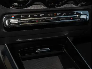 MERCEDES-BENZ EQB 300 4M AMG-Sport LED Cam Pano Nigh…