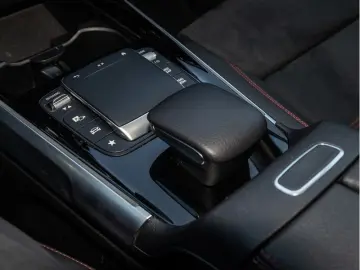 MERCEDES-BENZ EQB 300 4M AMG-Sport LED Cam Pano Nigh…