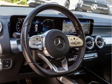 MERCEDES-BENZ EQB 300 4M AMG-Sport LED Cam Pano Nigh…