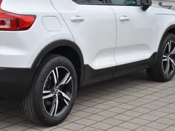 VOLVO XC40 B4 R Design AWD DKG PANO-LED-H&K-RKAM-NAVI