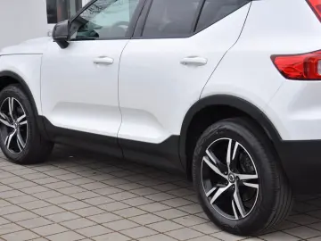 VOLVO XC40 B4 R Design AWD DKG PANO-LED-H&K-RKAM-NAVI