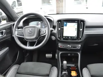 VOLVO XC40 B4 R Design AWD DKG PANO-LED-H&K-RKAM-NAVI