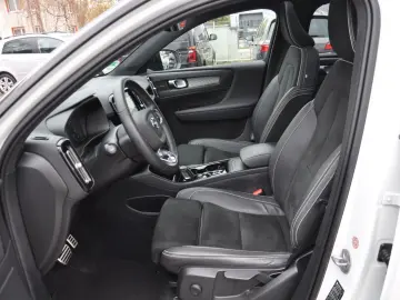 VOLVO XC40 B4 R Design AWD DKG PANO-LED-H&K-RKAM-NAVI