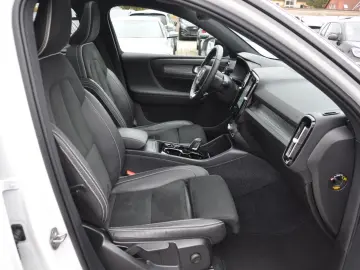 VOLVO XC40 B4 R Design AWD DKG PANO-LED-H&K-RKAM-NAVI