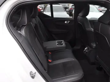 VOLVO XC40 B4 R Design AWD DKG PANO-LED-H&K-RKAM-NAVI