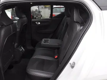 VOLVO XC40 B4 R Design AWD DKG PANO-LED-H&K-RKAM-NAVI