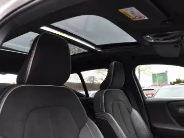 VOLVO XC40 B4 R Design AWD DKG PANO-LED-H&K-RKAM-NAVI