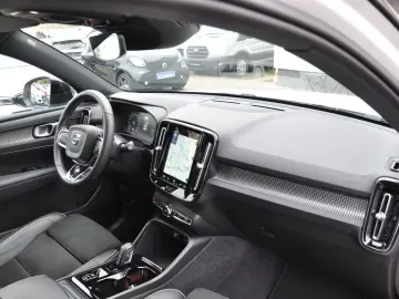 VOLVO XC40 B4 R Design AWD DKG PANO-LED-H&K-RKAM-NAVI