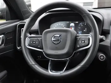 VOLVO XC40 B4 R Design AWD DKG PANO-LED-H&K-RKAM-NAVI