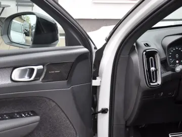 VOLVO XC40 B4 R Design AWD DKG PANO-LED-H&K-RKAM-NAVI