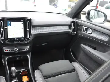 VOLVO XC40 B4 R Design AWD DKG PANO-LED-H&K-RKAM-NAVI