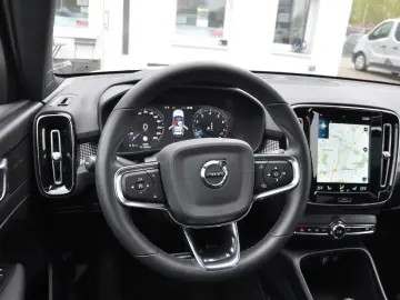 VOLVO XC40 B4 R Design AWD DKG PANO-LED-H&K-RKAM-NAVI