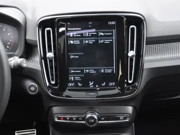 VOLVO XC40 B4 R Design AWD DKG PANO-LED-H&K-RKAM-NAVI