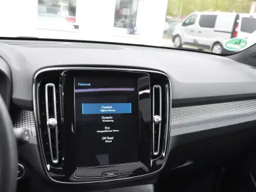 VOLVO XC40 B4 R Design AWD DKG PANO-LED-H&K-RKAM-NAVI