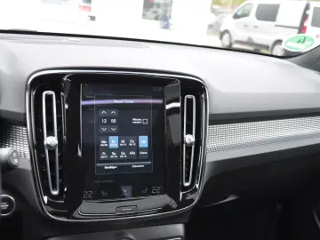 VOLVO XC40 B4 R Design AWD DKG PANO-LED-H&K-RKAM-NAVI
