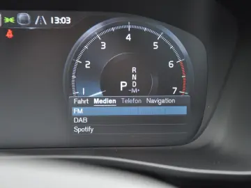 VOLVO XC40 B4 R Design AWD DKG PANO-LED-H&K-RKAM-NAVI