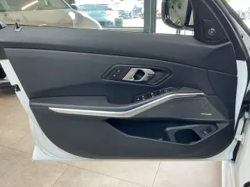 BMW 318d M Sport Leder LED Navi Pano Harman Kardon