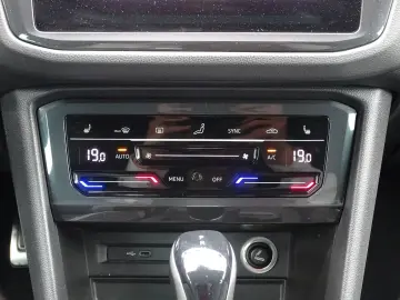VW Tiguan 2.0 TDI DSG R-Line 4M ACC LED AHK Kamera