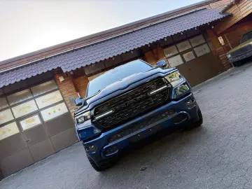 DODGE V8 4X4 PANO 12 RADIO El.-TRITT AHK NAVI GARANTIE