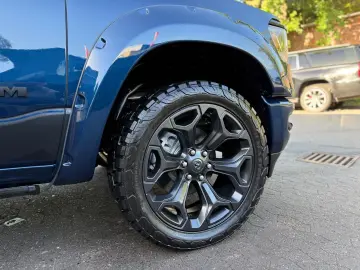 DODGE V8 4X4 PANO 12 RADIO El.-TRITT AHK NAVI GARANTIE