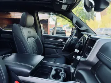 DODGE V8 4X4 PANO 12 RADIO El.-TRITT AHK NAVI GARANTIE