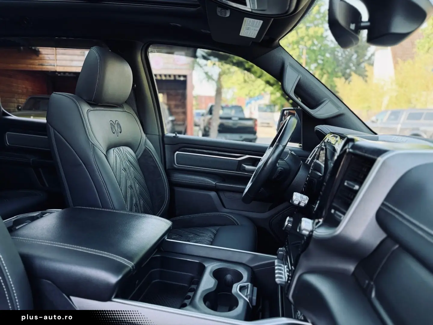 DODGE V8 4X4 PANO 12 RADIO El.-TRITT AHK NAVI GARANTIE
