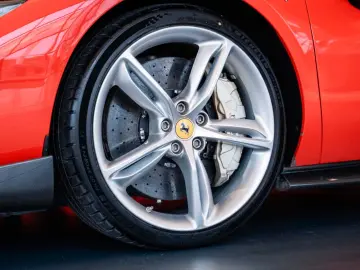 FERRARI 296 GTS Fiorano Paket Karbon Apple CarPlay