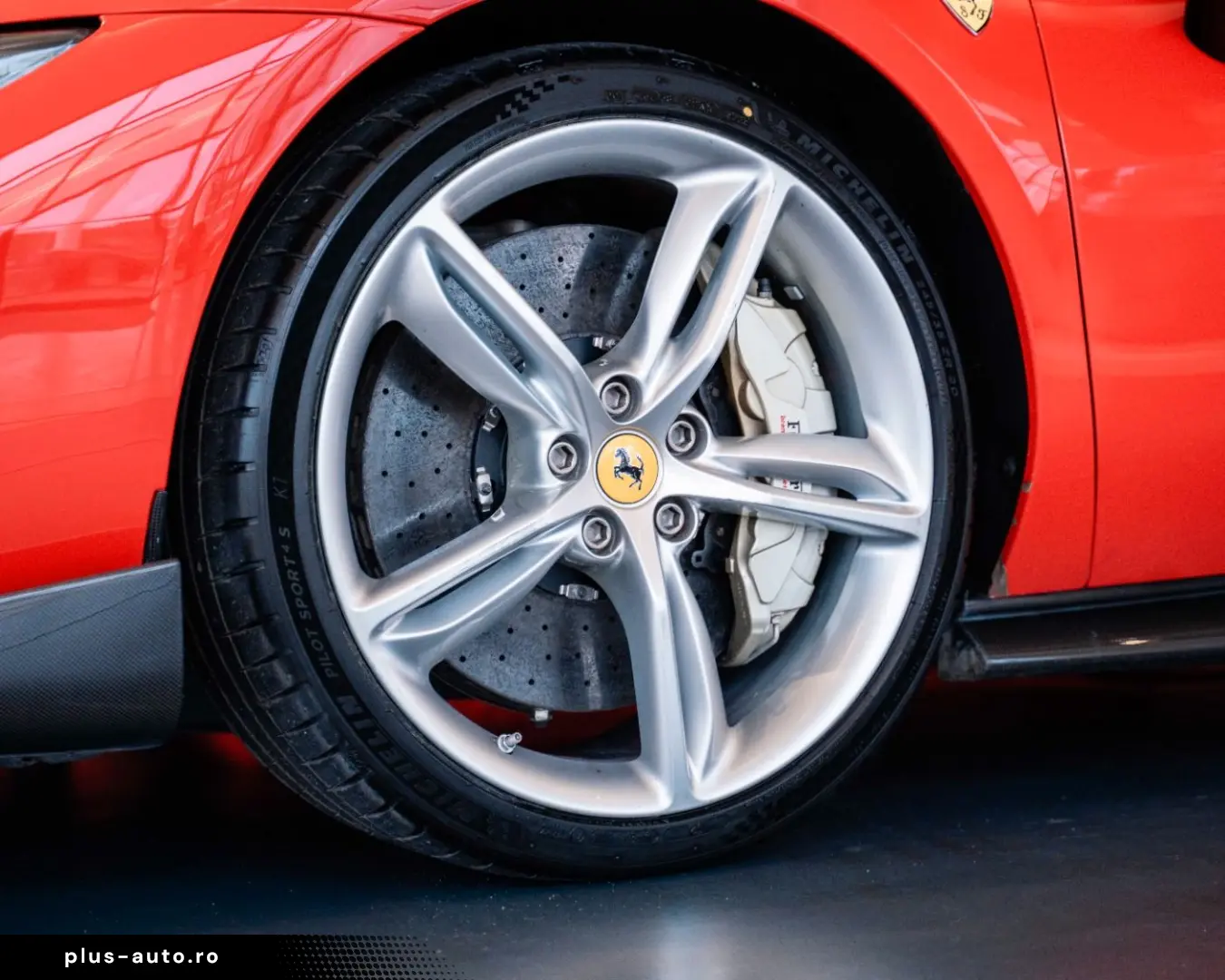 FERRARI 296 GTS Fiorano Paket Karbon Apple CarPlay