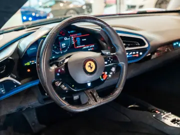 FERRARI 296 GTS Fiorano Paket Karbon Apple CarPlay