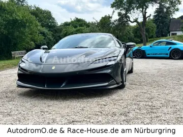 FERRARI SF90 Grigio Scuro Carbonsitze Liftsystem MwSt.