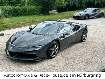 FERRARI SF90 Grigio Scuro Carbonsitze Liftsystem MwSt.