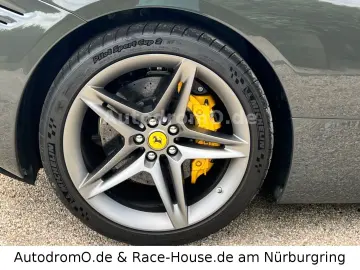 FERRARI SF90 Grigio Scuro Carbonsitze Liftsystem MwSt.
