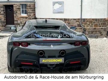 FERRARI SF90 Grigio Scuro Carbonsitze Liftsystem MwSt.