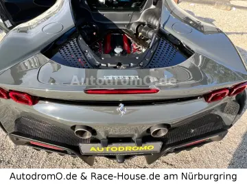 FERRARI SF90 Grigio Scuro Carbonsitze Liftsystem MwSt.