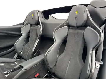 FERRARI 296 GTS  Embleme Navi PDC Klima Leder