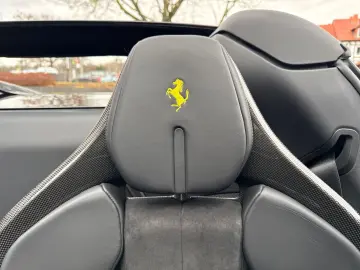 FERRARI 296 GTS  Embleme Navi PDC Klima Leder