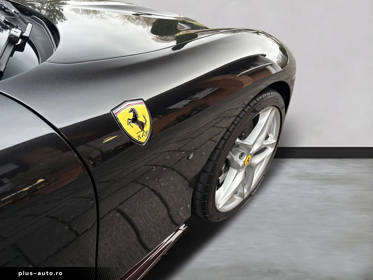 FERRARI Roma Spider  LED-Scheinwerfer 20 Zoll Felge