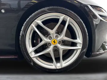 FERRARI Roma Spider  LED-Scheinwerfer 20 Zoll Felge