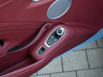 ASTON MARTIN V8 Vantage Roadster