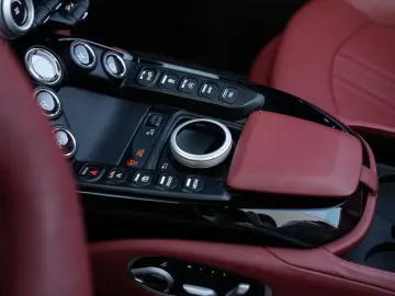 ASTON MARTIN V8 Vantage Roadster