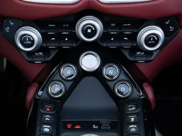 ASTON MARTIN V8 Vantage Roadster