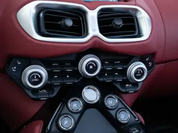 ASTON MARTIN V8 Vantage Roadster