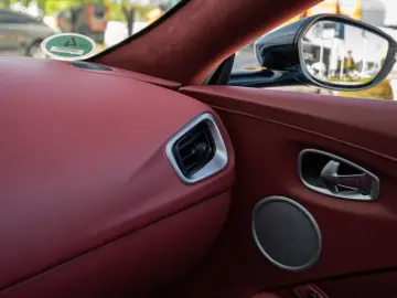 ASTON MARTIN V8 Vantage Roadster