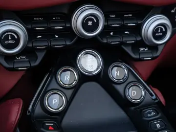 ASTON MARTIN V8 Vantage Roadster