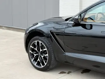 ASTON MARTIN DBX 4.0 V8