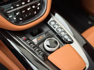 ASTON MARTIN DBX 4.0 V8