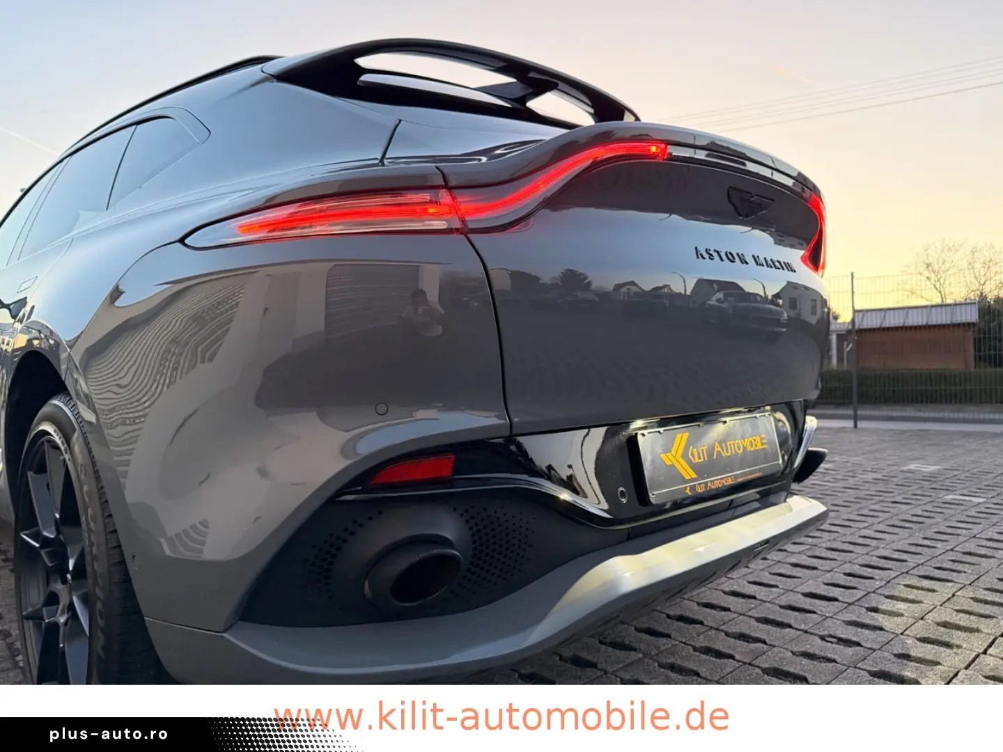 ASTON MARTIN DBX 4.0 V8  1.HD CARBON 22ZOLL PANO CHINA GREY
