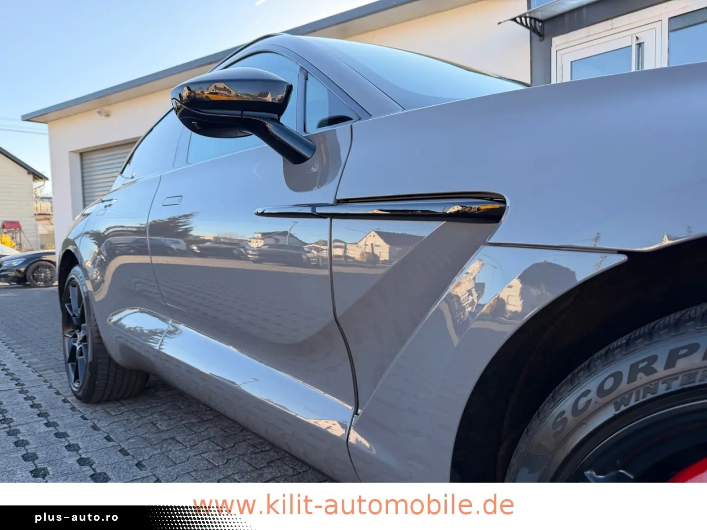 ASTON MARTIN DBX 4.0 V8  1.HD CARBON 22ZOLL PANO CHINA GREY