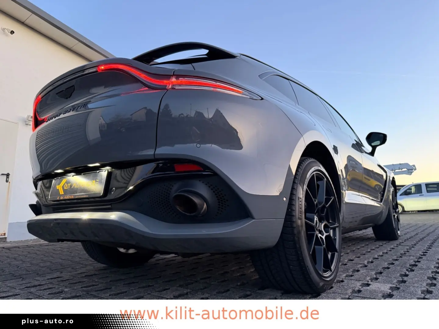 ASTON MARTIN DBX 4.0 V8  1.HD CARBON 22ZOLL PANO CHINA GREY